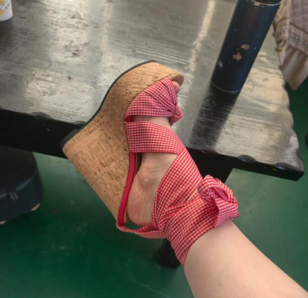 Zoete roze-witte geruite zijde - Cork Wedge Sandal recensie en prijs